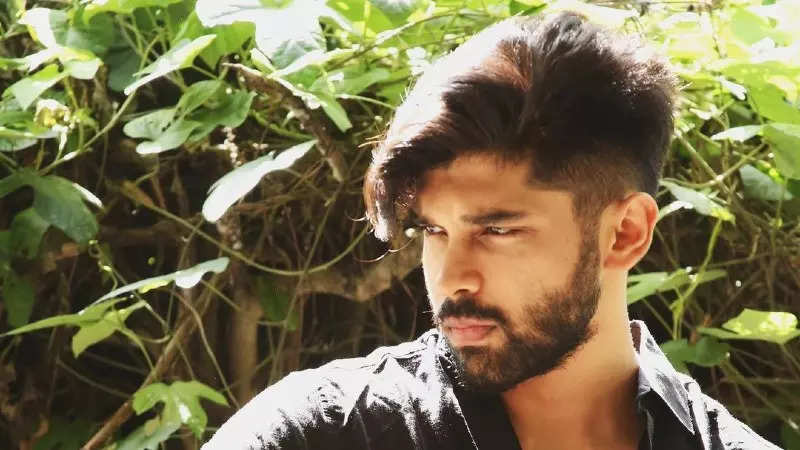 Dhruv Vikram Biography: Parents, Age, Height, Net Worth, Instagram, Relationship, Songs, Albums