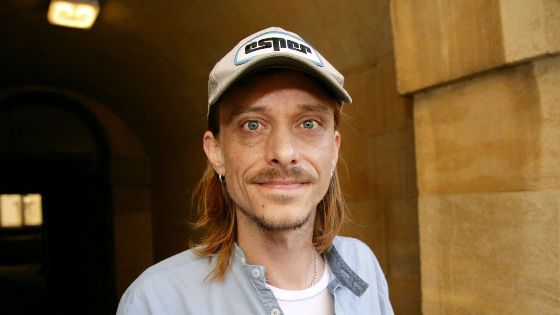 Mackenzie Crook Biography: Net Worth, Age, Wiki, Wife, Children, Movies and TV Shows, Books