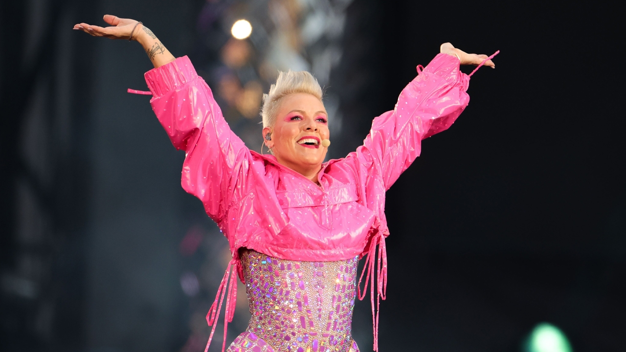 Pink (singer) biography: net worth, children, height, age, husband, real name, parents, songs, movies, videos