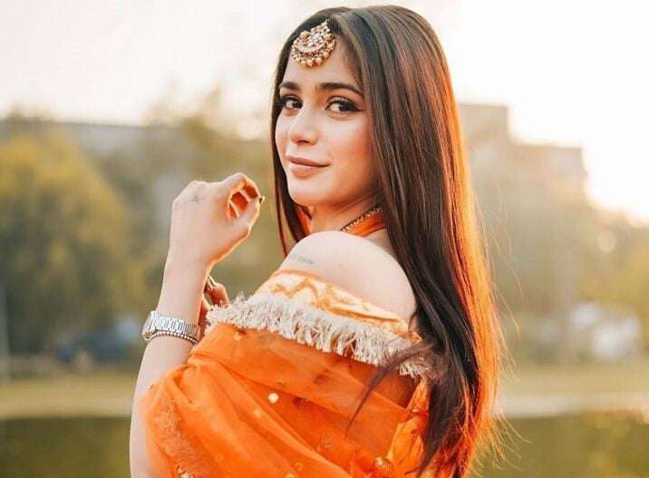 Aima Baig Biography: Boyfriend, Age, Movies, Net Worth, Family, Education, Siblings