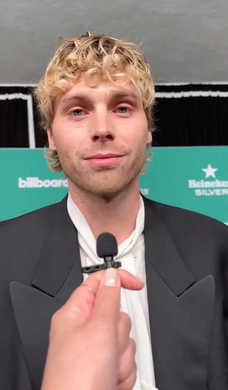 Luke Hemmings Biography: Age, Net Worth, Wife, Children, Parents, Siblings, Career, Songs, Albums, Wiki, Images