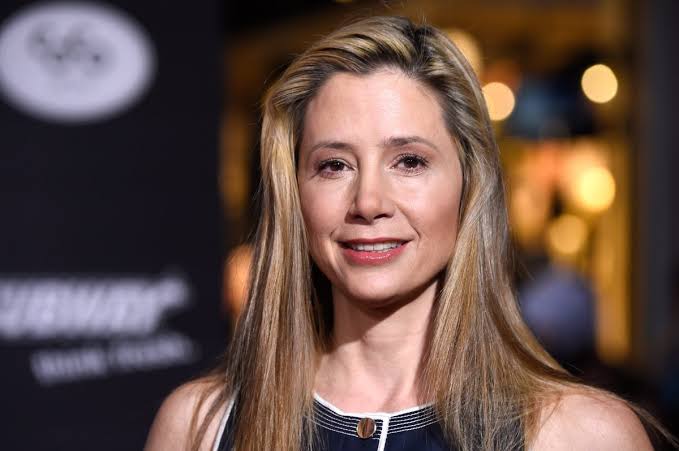 Mira Sorvino Biography: Age, Net Worth, Instagram, Spouse, Height, Wiki, Parents, Siblings, Awards, Children, Controversy, Movies