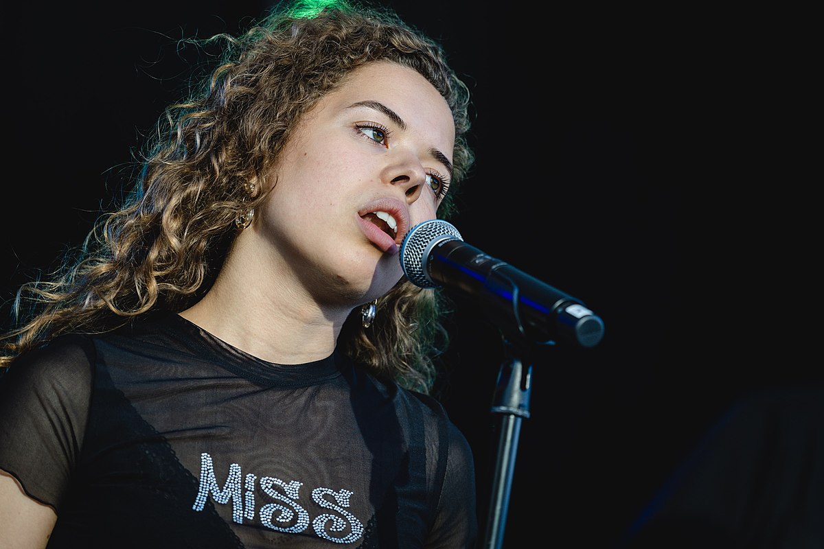 Nilüfer Yanya Biography: Boyfriend, Age, Siblings, Net Worth, Instagram, Wiki, Songs