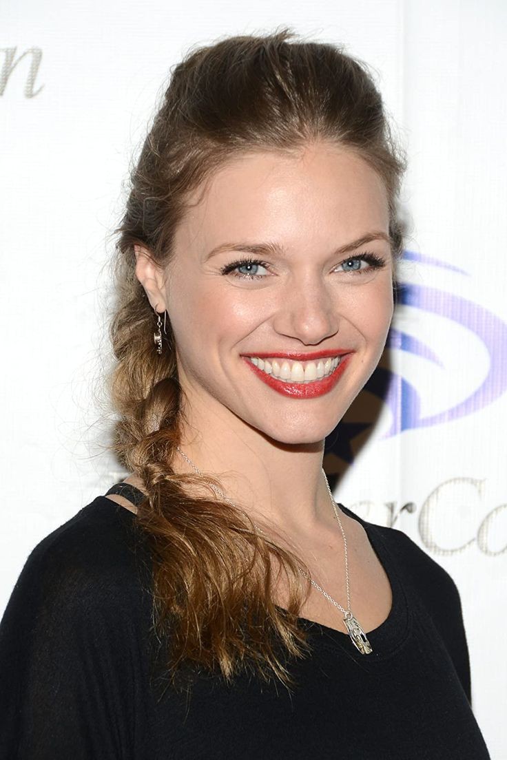 Tracy Spiridakos Biography: Age, Net Worth, Husband, Children, Parents, Siblings, Career, Movies, Awards, Wikipedia