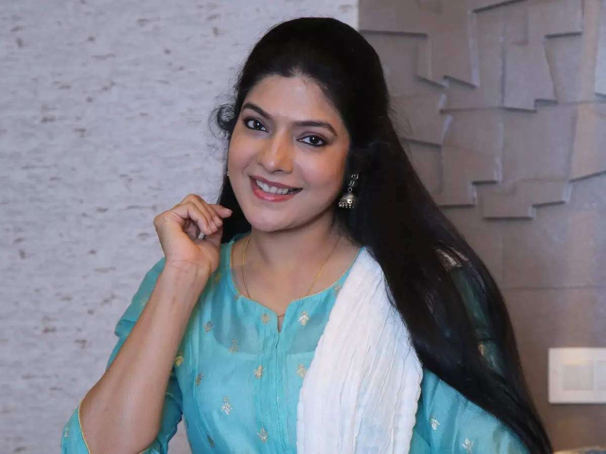 Vasuki Anand Biography: Husband, Age, Net Worth, Children, Wiki, Photos, Movies