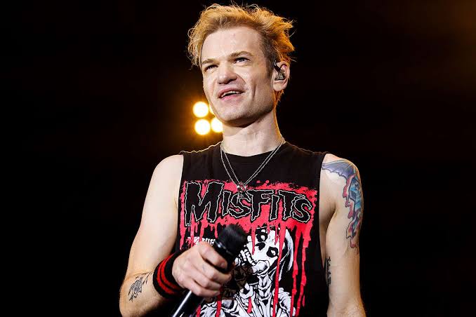 Deryck Whibley Biography: Spouse, Height, Wiki, Parents, Siblings, Songs, Age, Net Worth, Instagram