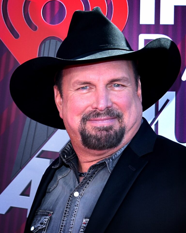 Garth Brooks Biography: Age, Wife, Children, Wiki, Net Worth, Social Media, Movies, Songs, Books, Awards, Controversies