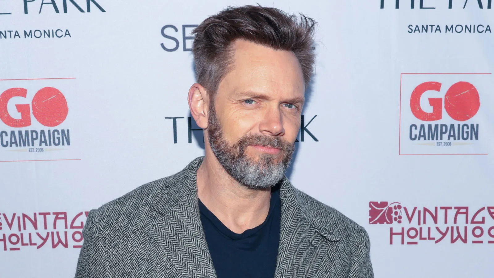 Joel McHale Biography: Movies, Age, Net Worth, Parents, Instagram, Height, Siblings, Wife