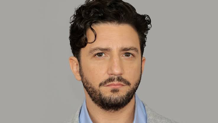 John Magaro Biography: Age, Net Worth, Instagram, Spouse, Height, Wiki, Parents, Siblings, Children, Movies