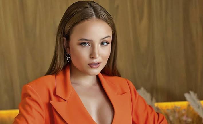 Larissa Manola Biography: Age, Spouse, Net Worth, Parents, Height, Wiki, Instagram, Songs, Awards