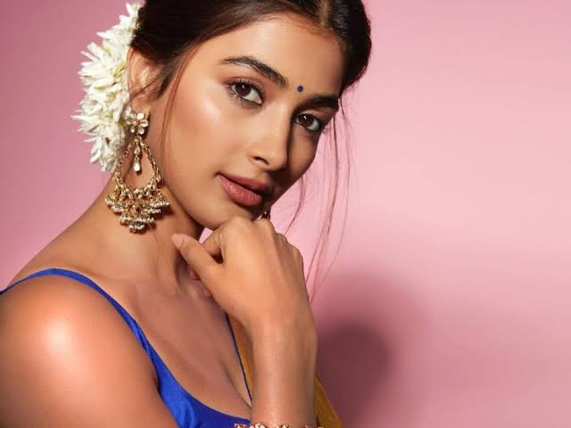 Pooja Hegde Biography: Age, Net Worth, Boyfriend, Movies, Family, Pictures, Wiki, Instagram, Awards, Cars, Bags