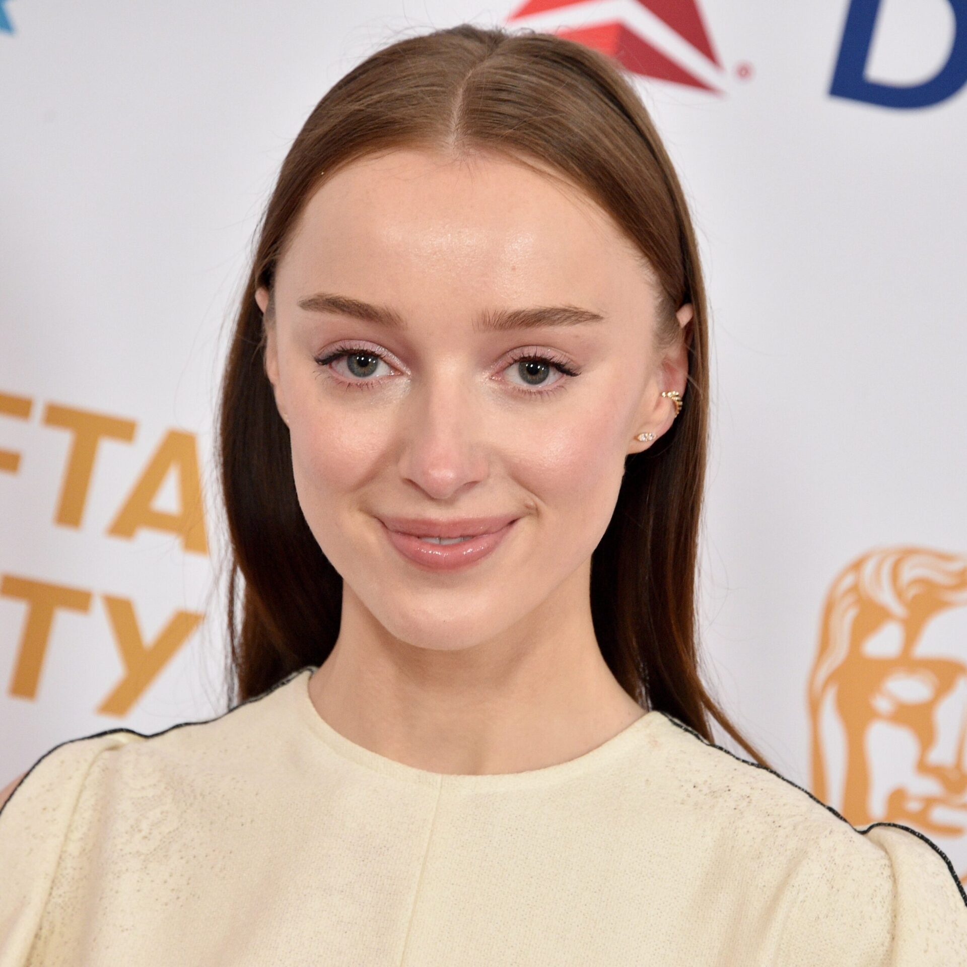 Sally Dynevor's Daughter Phoebe Dynevor Biography: Age, Boyfriend, Parents, Siblings, Wiki, Net Worth, Movies, Awards