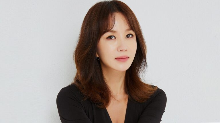 Uhm Jung Hwa Biography: Instagram, Wikipedia, Spouse, Siblings, Parents, Net Worth, Age, Height, Songs, Awards, Movies