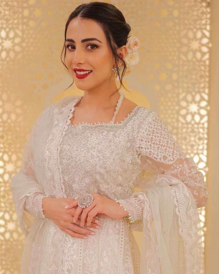 Ushna Shah Biography: Net Worth, Father, Husband, Diseases, Movies, Awards, Mother, Sister, Religion