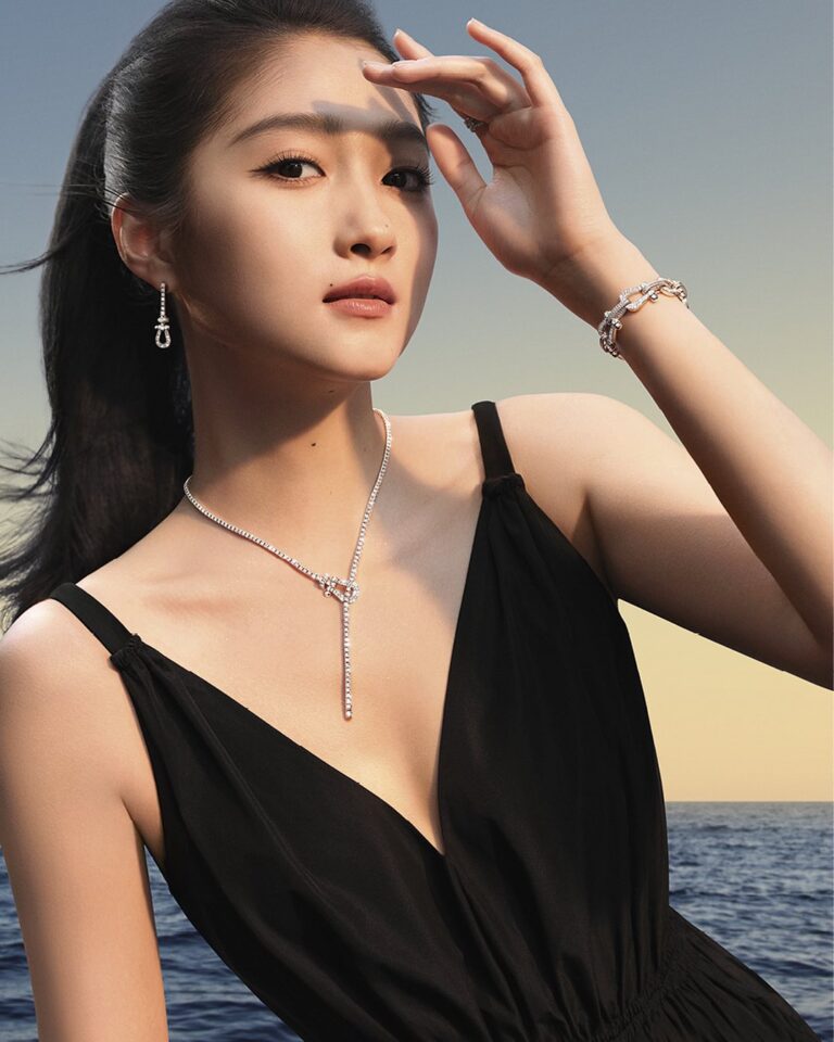 Guan Xiaotong Biography: Age, Net Worth, Siblings, Parents, Height, Boyfriend, Movies, Awards, Songs