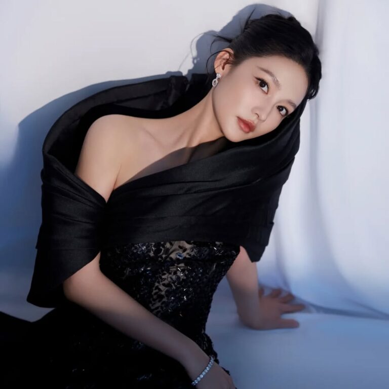 Li Qin Biography: Age, Net Worth, Siblings, Parents, Height, Songs, Movies, Awards, Relationships