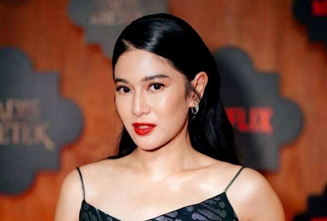 Dian Sastrowardoyo Biography: Instagram, Movies, TV Shows, Net Worth, Age, Height, Parents, Siblings, Husband, Children